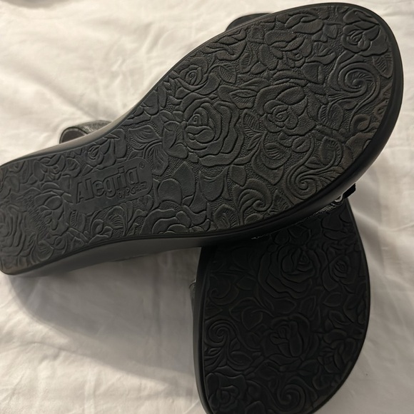 Alegria Bailee Sleek Rocker Sandal in Pewter Streak - Picture 8 of 8